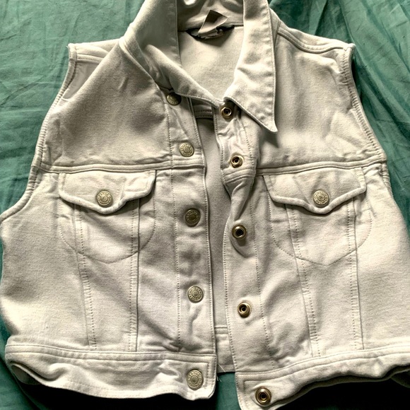 This is a white denim sleeveless jacket. It’s from GAP. The size is a medium. - Picture 4 of 5
